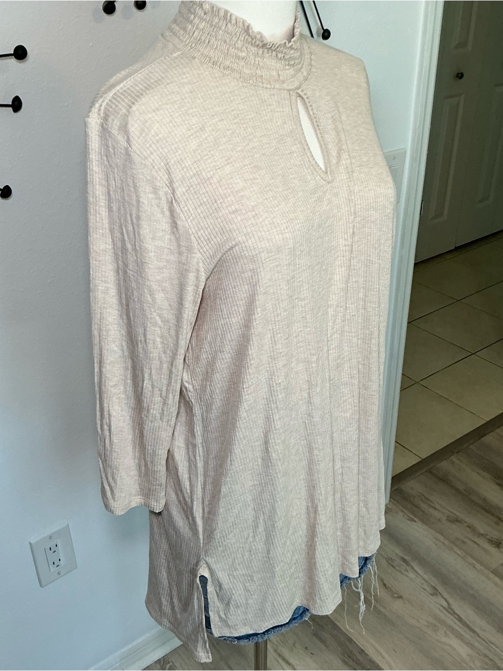 Cha Cha Vente Beige Ribbed Mock Neck Keyhole Tunic Top Size Large - Picture 3 of 4